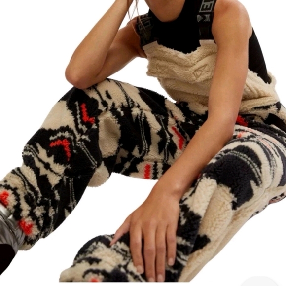 NWOT FREE PEOPLE HIT THE SLOPES FUZZY BIB OVERALLS SZ.S - Picture 3 of 7